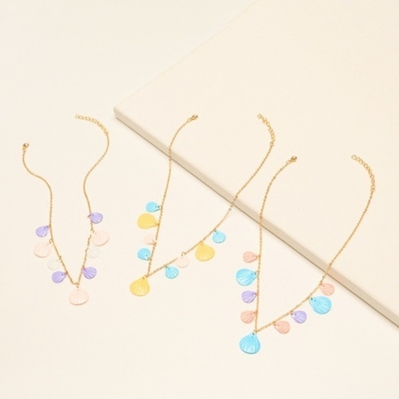 3/$30 💛 Multi Color Shell Necklace - Picture 2 of 4